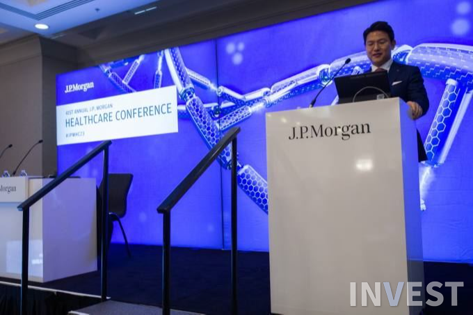 10일 미국 현지에서 개최된 JP모건 헬스케어 콘퍼런스 아시아태평양 트랙에서 중장기 비전을 발표하고 있는 롯데바이오로직스 이원직 대표 /롯데바이오로직스 제공