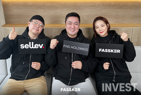 ﻿커팅엣지 박민균 각자 대표, 에프앤에스홀딩스 최현석 대표, 커팅엣지 박성혜 각자 대표 = 에프앤에스홀딩스 제공