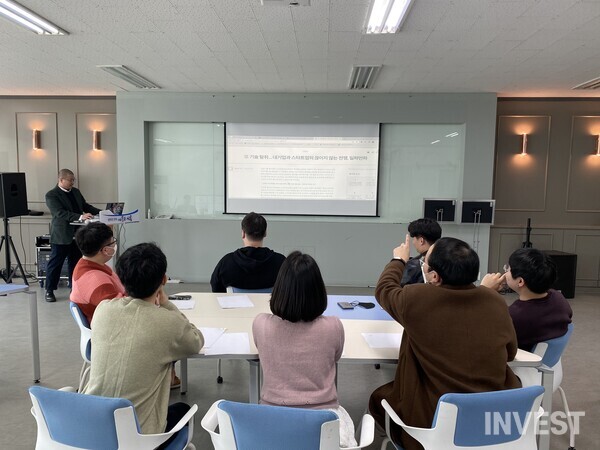 사진 = 2023.03.11(토요일) 제1차 인베스트 독자위원회 정기회의에서 발행인 최상혁이 독자위원회에게 스타트업과 대기업에 대한 분쟁 기사를 설명하고 있다.