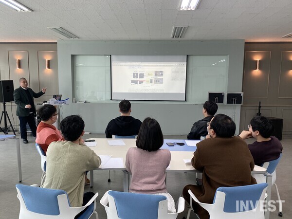 사진 = 2023.03.11(토요일) 제1차 인베스트 독자위원회 정기회의에서 발행인 최상혁이 독자위원회에게 스타트업과 대기업에 대한 분쟁 기사를 설명하고 있다.