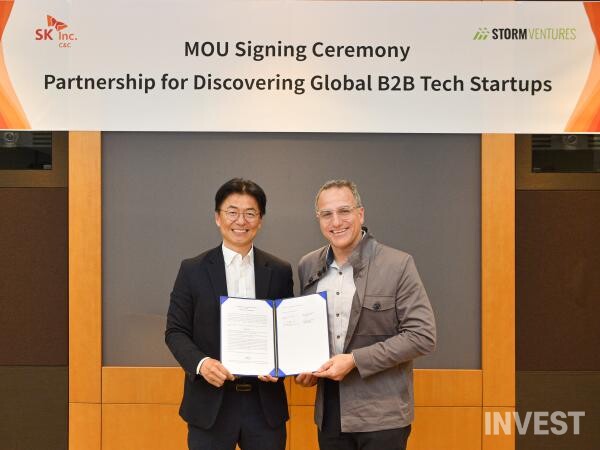 ﻿(좌)SK C&C 김완종 디지털사업총괄, (우)스톰벤처스 라이언 플로이드 대표 = SK C&C 제공