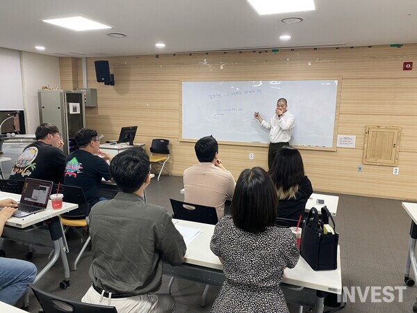 사진 = 인베스트 발행인 최상혁이 포스코이앤씨 아이디어 도용과 관련한 이슈를 설명하고 있다.