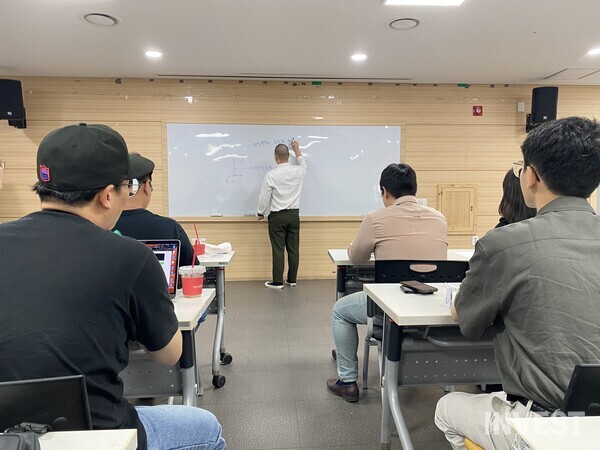 사진 = 인베스트 발행인 최상혁이 포스코이앤씨 아이디어 도용과 관련한 이슈를 설명하고 있다.