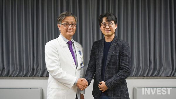 ▲ (왼쪽부터) 임상현 아주대의료원 기획조정실장, 김일두 카카오브레인 대표 (출처 = 아주대학교의료원)