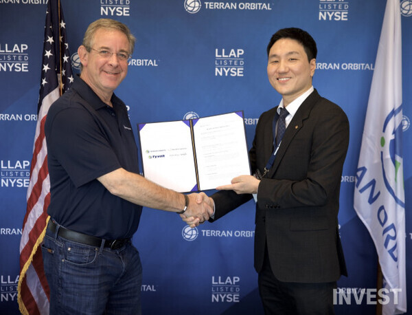 ▲(좌)마크 벨(Marc Bell) 테란 오비탈 공동창립자 겸 회장과 (우)안태훈 한화시스템 전문연구원 겸 플렉셀스페이스 대표 (출처 = 한화시스템)