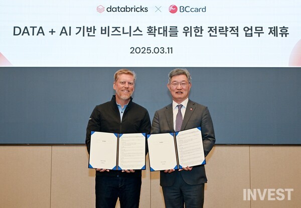 ▲(오른쪽부터)사진은 MOU에 참석한 최원석 BC카드 사장, 론 가브리스코(Ron Gabrisko) 데이터브릭스 CRO(최고수익책임자) (출처 =BC카드)