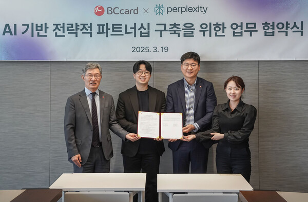▲(왼쪽부터)사진은 협약식에 참석한 최원석 BC카드 대표이사 사장, 준 모리타(June Morita) 퍼플렉시티 아태지역 부사장, 조명식 BC카드 상무(BC.AI 본부장), 황유라 퍼플렉시티 아태지역 파트너십 장 (출처 = BC카드)