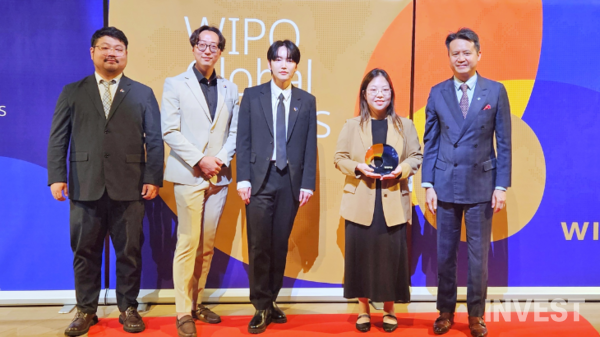 ▲윤주원 코드그림 대표(오른쪽에서 2번째)와 다렌 탕(Daren Tang) WIPO 사무총장(오른쪽에서 1번째) (출처 = 특허청)